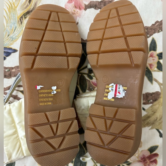 Silent D Quilted Zip Front Winter Bootie - Picture 9 of 10